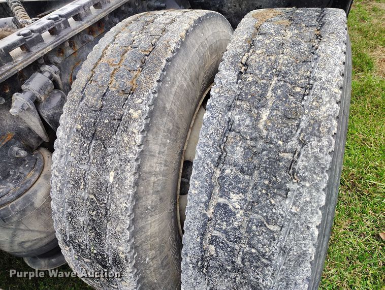 image for item IH9394 2006 Freightliner Columbia semi truck