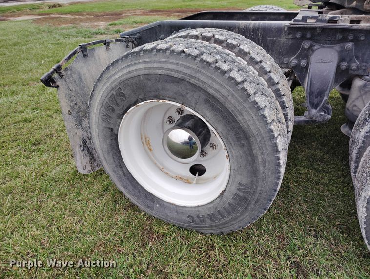 image for item IH9394 2006 Freightliner Columbia semi truck