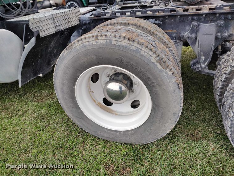 image for item IH9394 2006 Freightliner Columbia semi truck