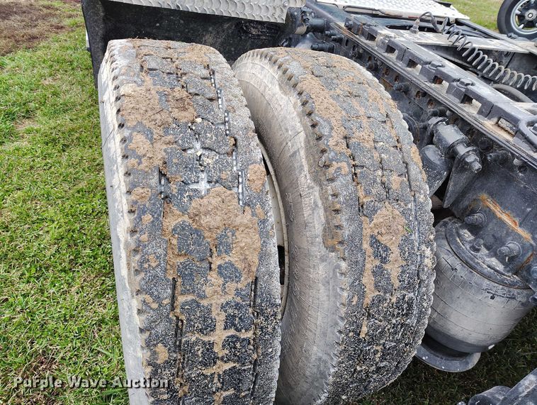 image for item IH9394 2006 Freightliner Columbia semi truck