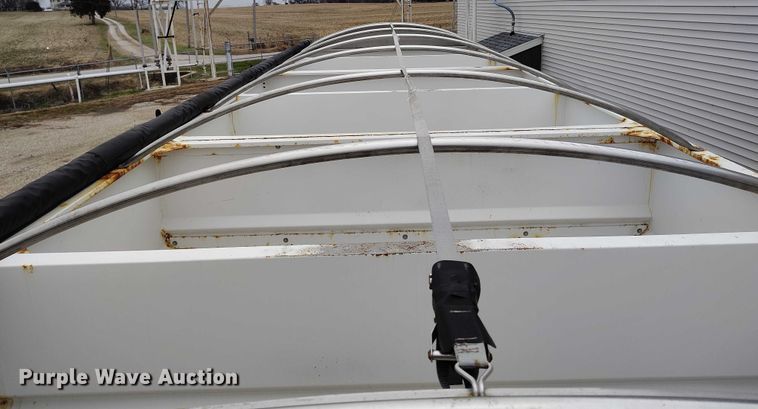 image for item IH9399 2014 Willmar Side Shooter 24 fertilizer delivery trailer