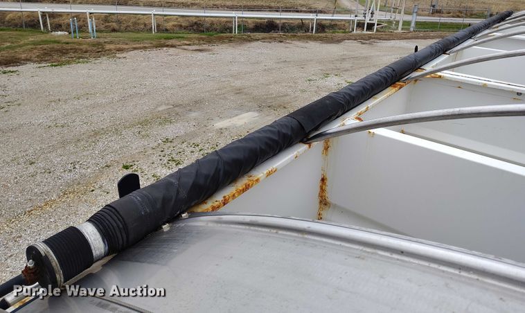 image for item IH9399 2014 Willmar Side Shooter 24 fertilizer delivery trailer