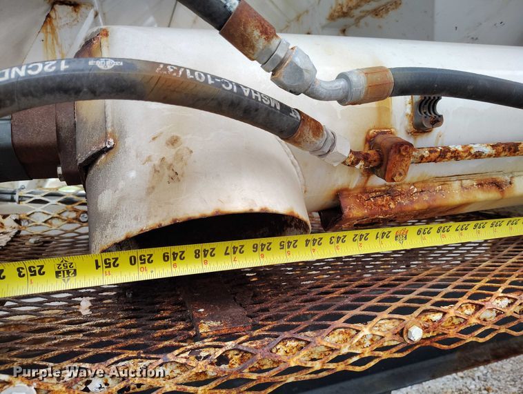 image for item IH9399 2014 Willmar Side Shooter 24 fertilizer delivery trailer