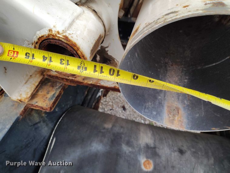 image for item IH9399 2014 Willmar Side Shooter 24 fertilizer delivery trailer