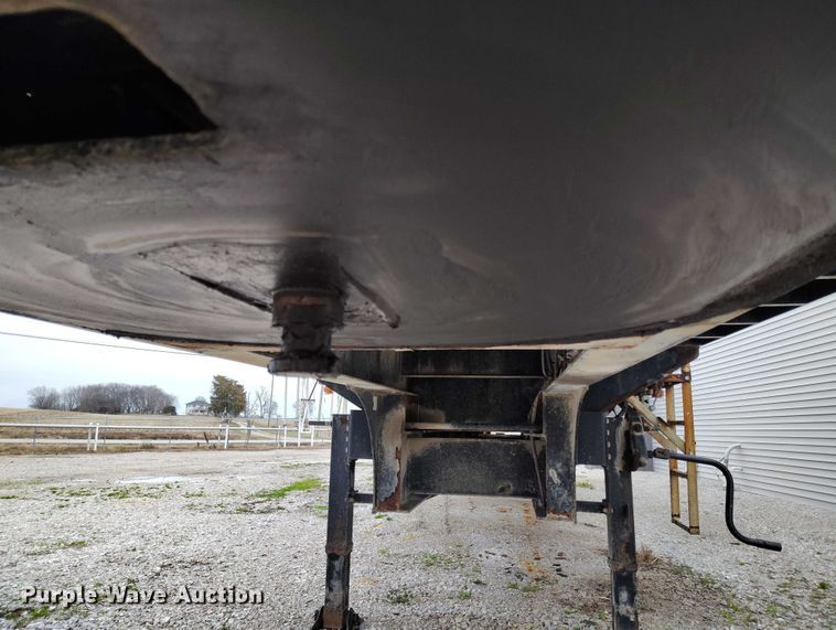 image for item IH9399 2014 Willmar Side Shooter 24 fertilizer delivery trailer