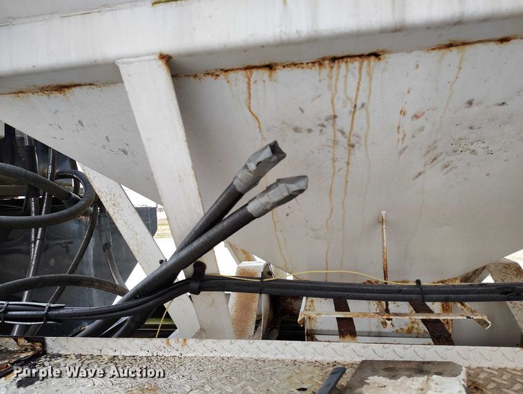 image for item IH9399 2014 Willmar Side Shooter 24 fertilizer delivery trailer