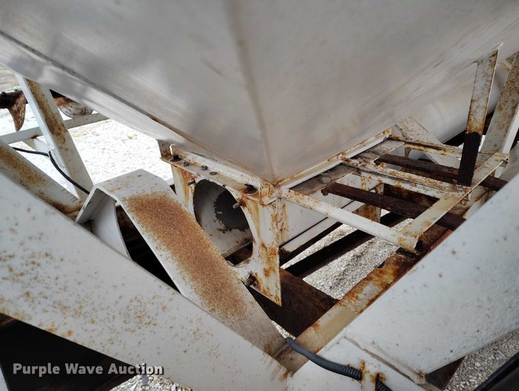 image for item IH9399 2014 Willmar Side Shooter 24 fertilizer delivery trailer