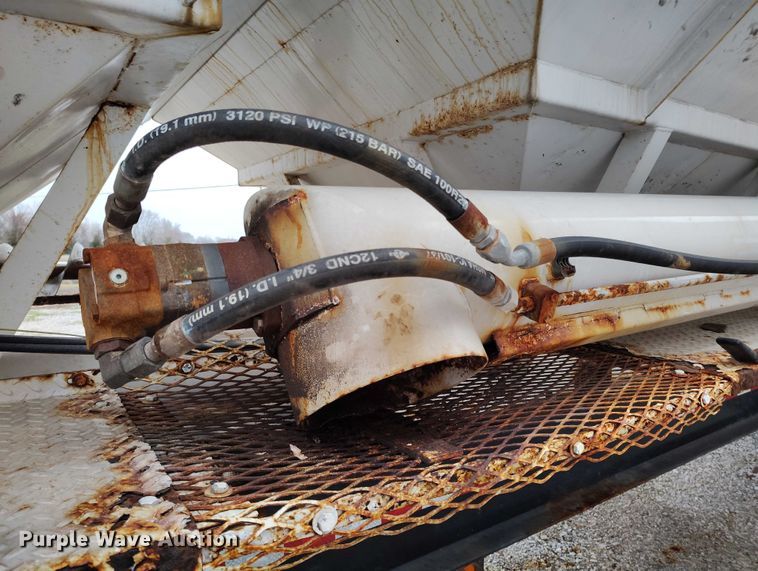 image for item IH9399 2014 Willmar Side Shooter 24 fertilizer delivery trailer