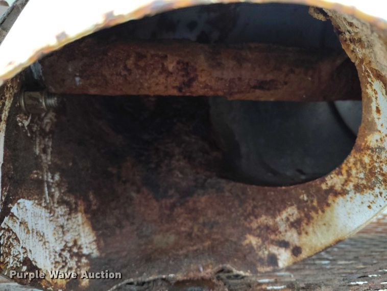 image for item IH9399 2014 Willmar Side Shooter 24 fertilizer delivery trailer