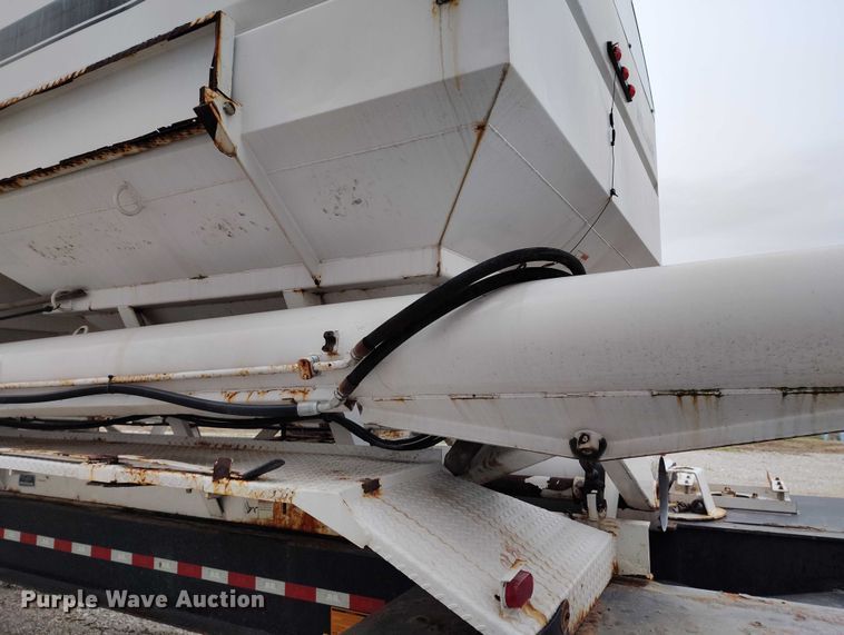 image for item IH9399 2014 Willmar Side Shooter 24 fertilizer delivery trailer