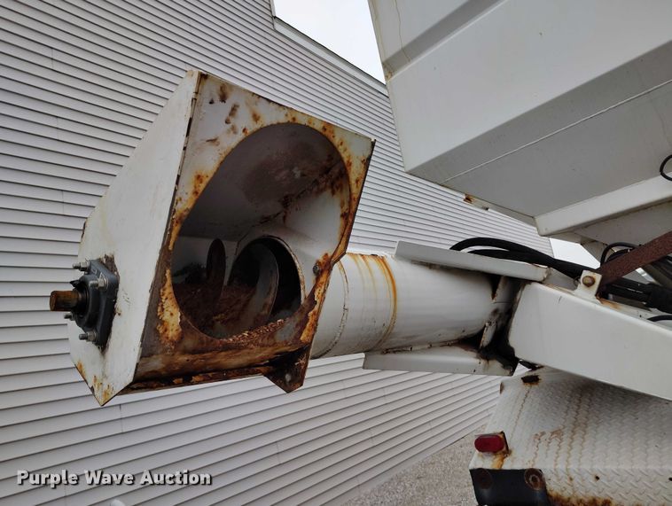 image for item IH9399 2014 Willmar Side Shooter 24 fertilizer delivery trailer