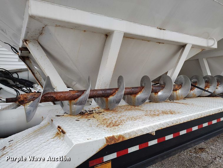 image for item IH9399 2014 Willmar Side Shooter 24 fertilizer delivery trailer