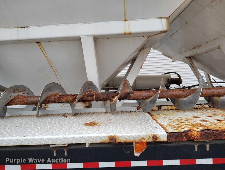 image for item IH9399 2014 Willmar Side Shooter 24 fertilizer delivery trailer