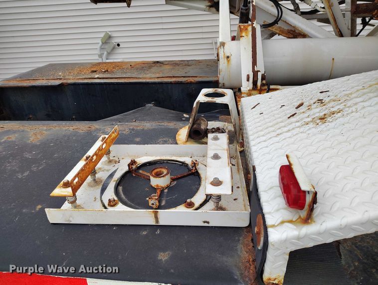 image for item IH9399 2014 Willmar Side Shooter 24 fertilizer delivery trailer