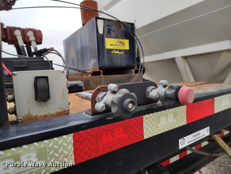 image for item IH9399 2014 Willmar Side Shooter 24 fertilizer delivery trailer