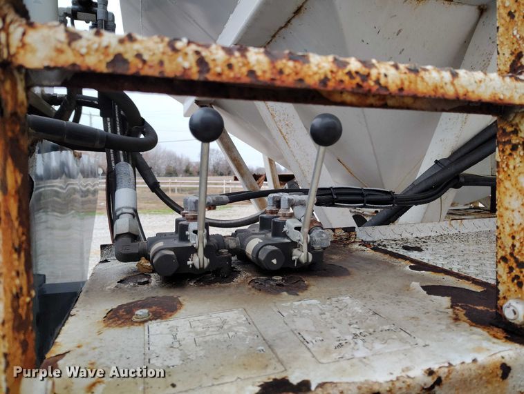 image for item IH9399 2014 Willmar Side Shooter 24 fertilizer delivery trailer