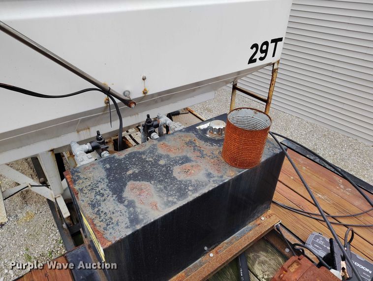 image for item IH9399 2014 Willmar Side Shooter 24 fertilizer delivery trailer