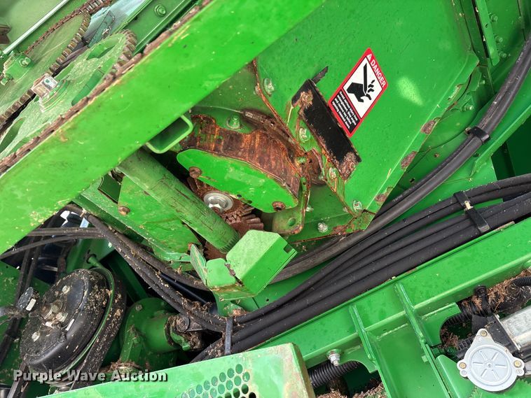 image for item YA1775 2012 John Deere S670 combine