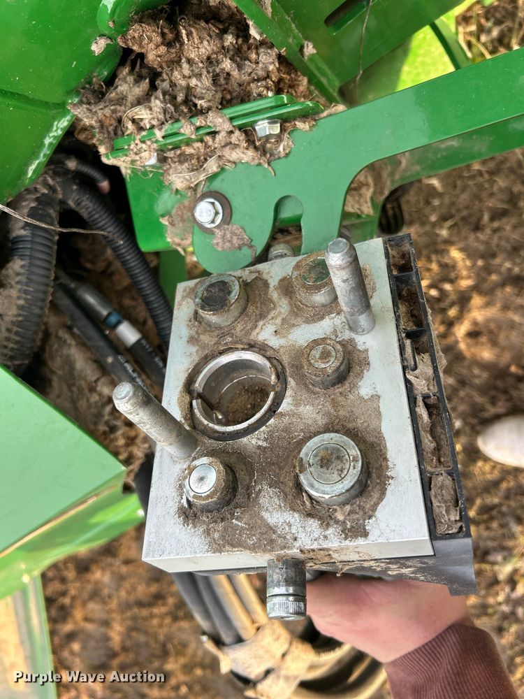 image for item YA1796 2023 John Deere HD50F hinged flex draper head