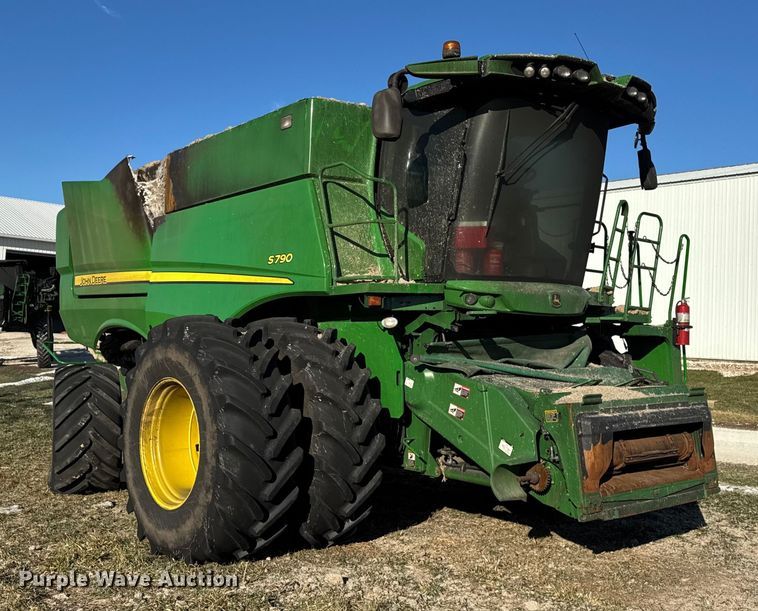 image for item YA1798 2019 John Deere S790 combine