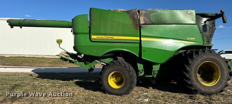 image for item YA1798 2019 John Deere S790 combine