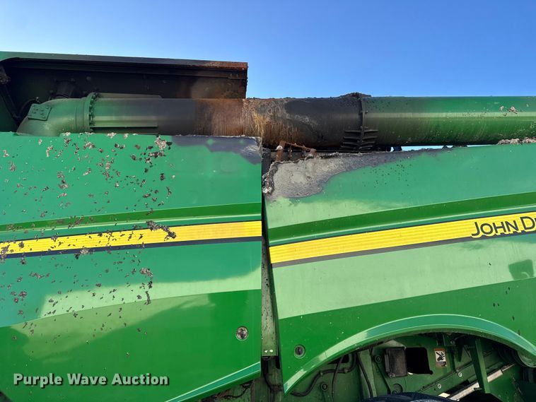 image for item YA1798 2019 John Deere S790 combine