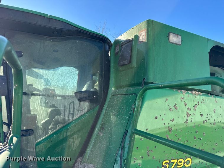 image for item YA1798 2019 John Deere S790 combine