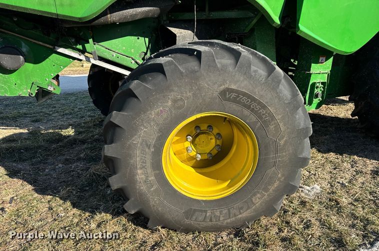 image for item YA1798 2019 John Deere S790 combine