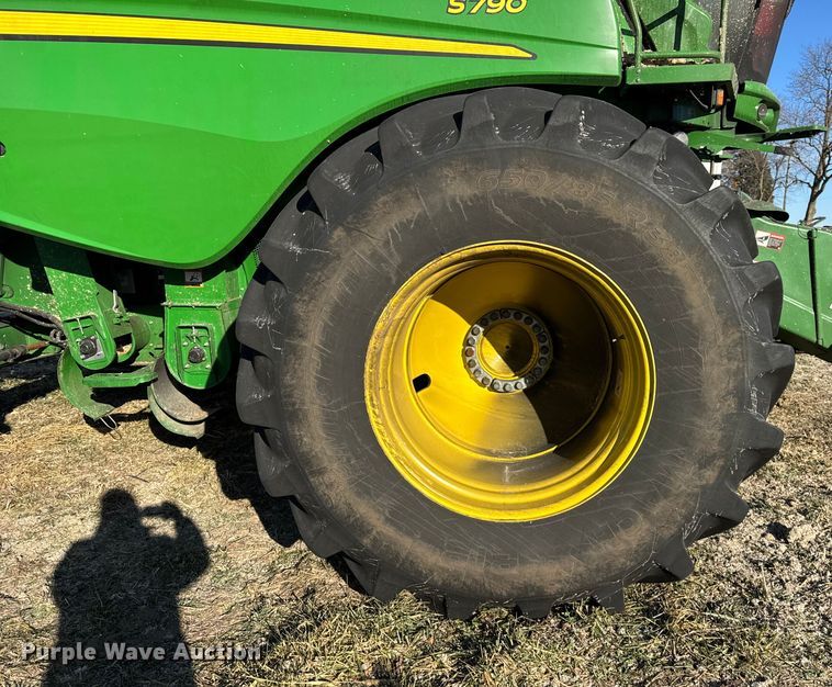 image for item YA1798 2019 John Deere S790 combine