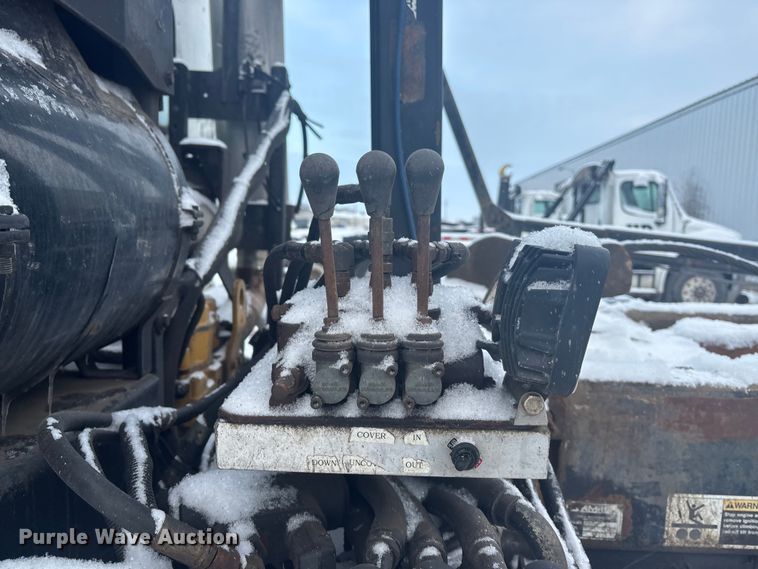 image for item DK0202 2002 Peterbilt 320 roll-off container truck