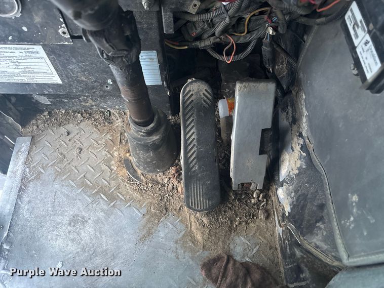 image for item DK0202 2002 Peterbilt 320 roll-off container truck