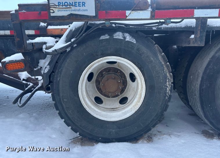 image for item DK0202 2002 Peterbilt 320 roll-off container truck