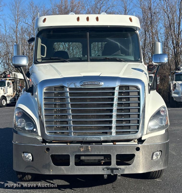 image for item DT2769 2019 Freightliner Cascadia semi truck