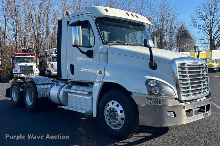 image for item DT2769 2019 Freightliner Cascadia semi truck