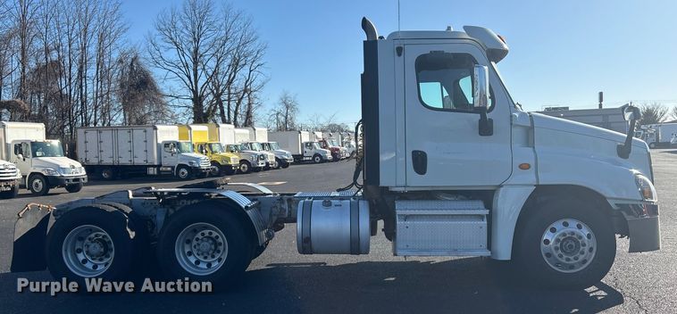 image for item DT2769 2019 Freightliner Cascadia semi truck