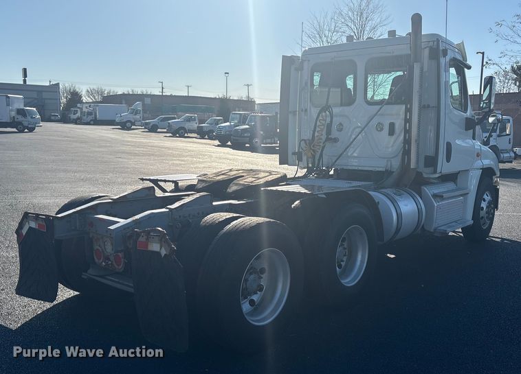 image for item DT2769 2019 Freightliner Cascadia semi truck