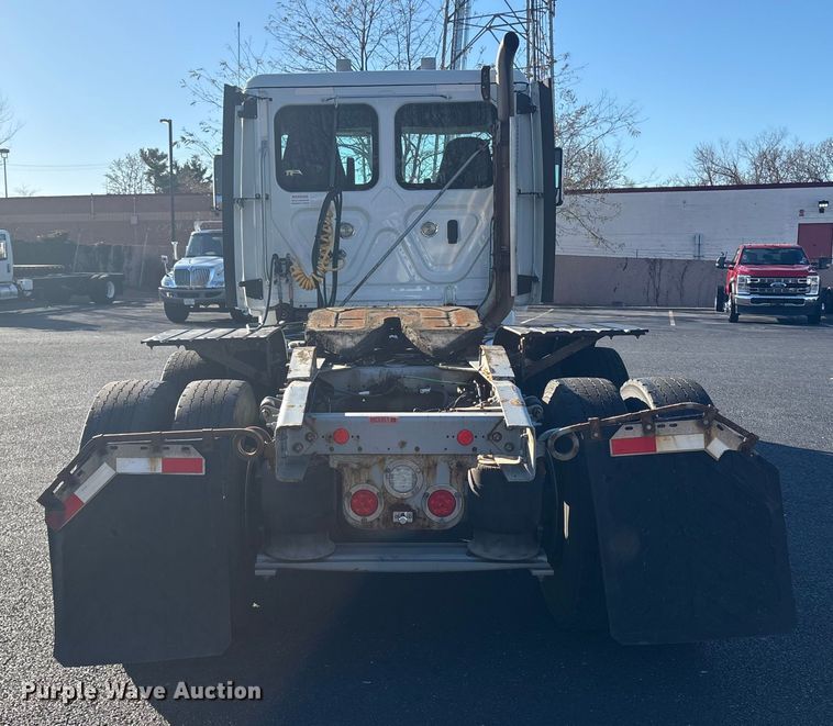 image for item DT2769 2019 Freightliner Cascadia semi truck