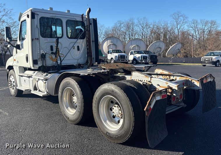 image for item DT2769 2019 Freightliner Cascadia semi truck
