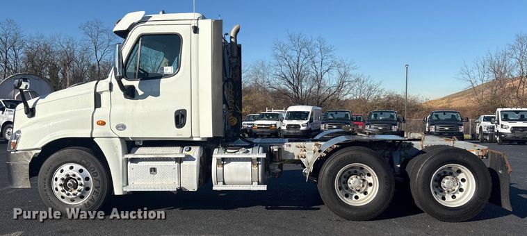 image for item DT2769 2019 Freightliner Cascadia semi truck