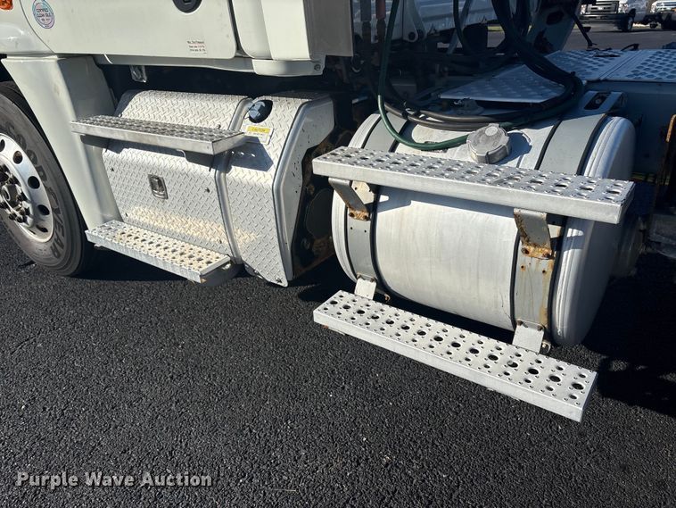 image for item DT2769 2019 Freightliner Cascadia semi truck