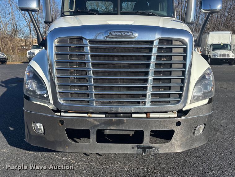 image for item DT2769 2019 Freightliner Cascadia semi truck