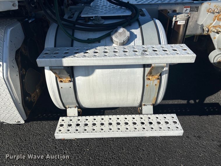 image for item DT2769 2019 Freightliner Cascadia semi truck