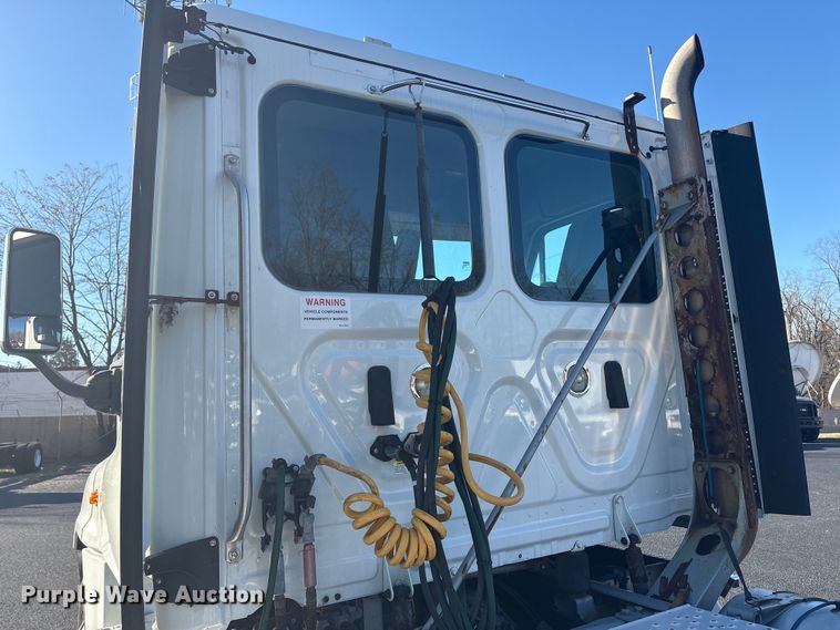 image for item DT2769 2019 Freightliner Cascadia semi truck