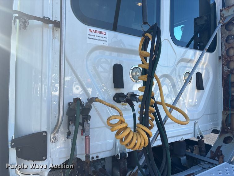 image for item DT2769 2019 Freightliner Cascadia semi truck