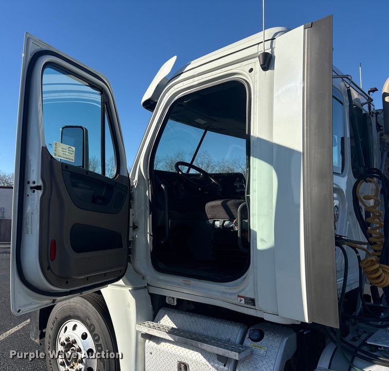 image for item DT2769 2019 Freightliner Cascadia semi truck