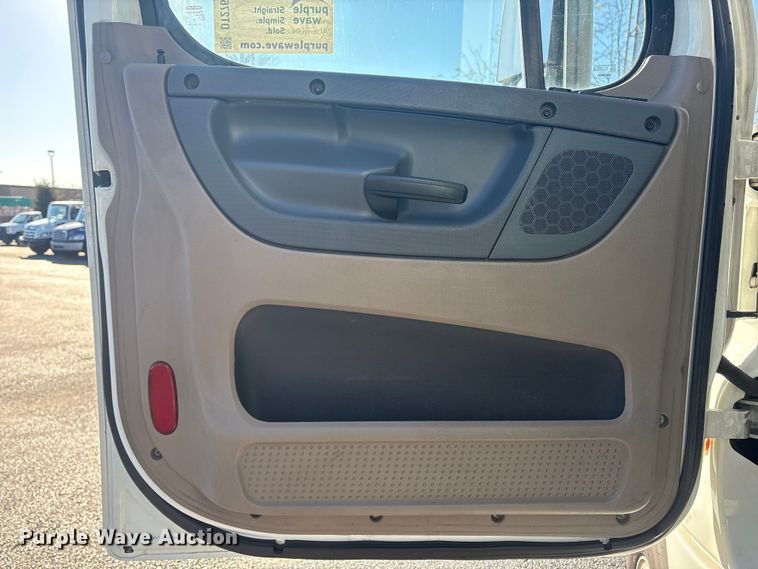 image for item DT2769 2019 Freightliner Cascadia semi truck