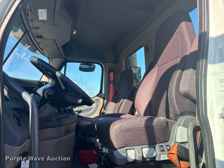 image for item DT2769 2019 Freightliner Cascadia semi truck