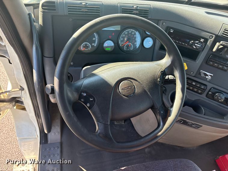 image for item DT2769 2019 Freightliner Cascadia semi truck