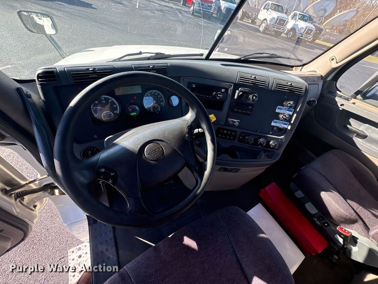 image for item DT2769 2019 Freightliner Cascadia semi truck