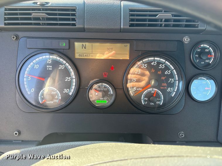 image for item DT2769 2019 Freightliner Cascadia semi truck